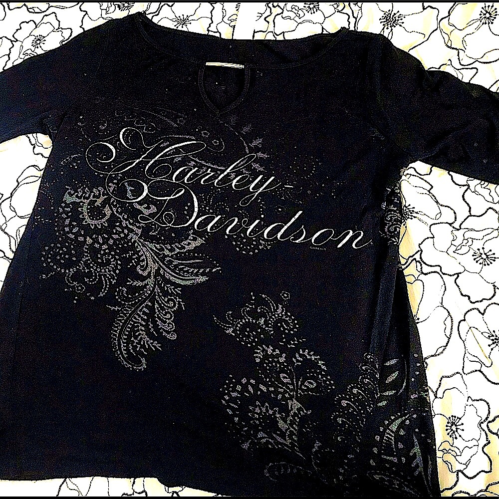 HD Pullover 3/4 sleeve BLK knit shirt w/chrome tube accent and scroll artwork.